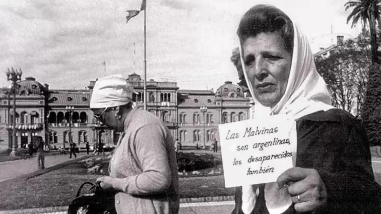 Delia Giovanola. La célebre foto tomada en una de las rondas en Plaza de Mayo en 1982, durante la Guerra de Malvinas