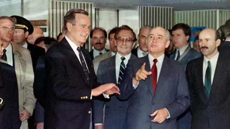 George H. Bush, Mikhail Gorbachev el 3 de diciembre de 1989 en Malta