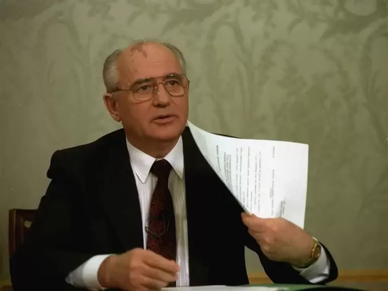 Mikhail Gorbachov muestra el decreto que renuncia al control de las armas nucleares al presidente ruso Boris Yeltsin