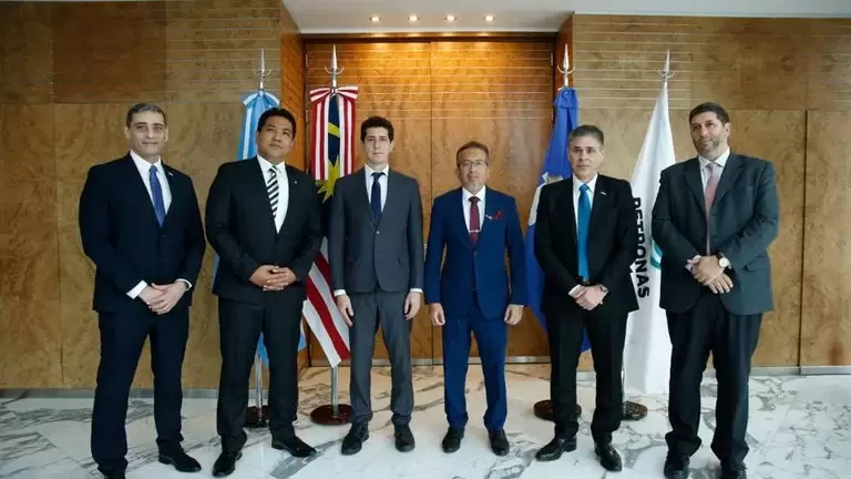 El ministro del Interior Wado de Pedro junto al presidente de YPF, Pablo González; el CEO de la petrolera local Pablo Iuliano; el CEO de Petronas, Ten