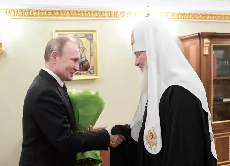 Vladimir Putin con el patriarca de Moscú, Kirill.