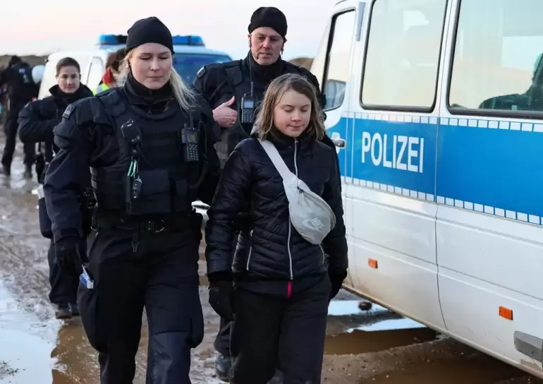 Greta Thunberg es acompañado por una policía (Foto: Reuters)