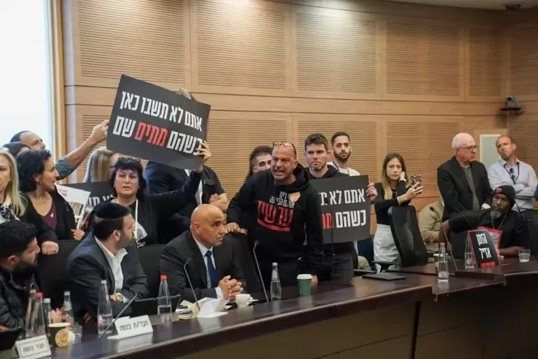 Familiares de rehenes israeles protestan en el Parlamento