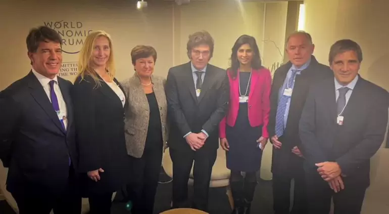 equipo del Gobierno, con Javier Milei en el centro; y la directora del FMI, Kirstalina Georgieva