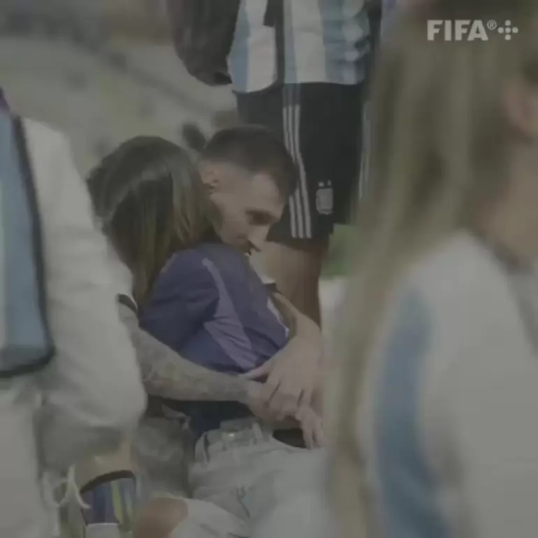 Antonela apoya la cara sobre el hombro de Messi y llora