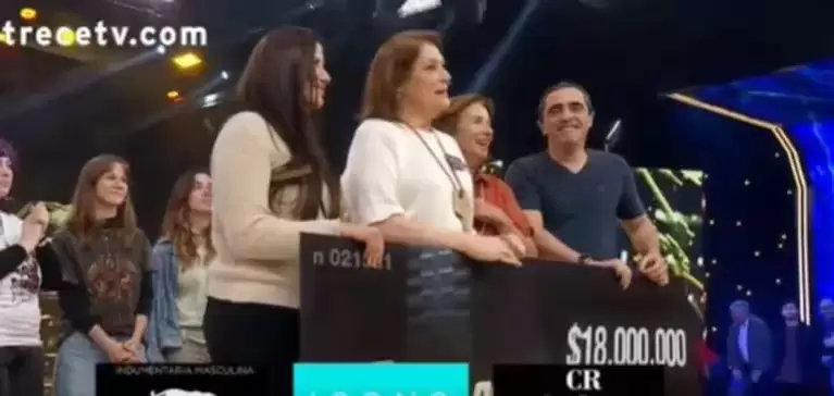 Josefina con el cheque de 18 millones de pesos (Foto: captura eltrece)
