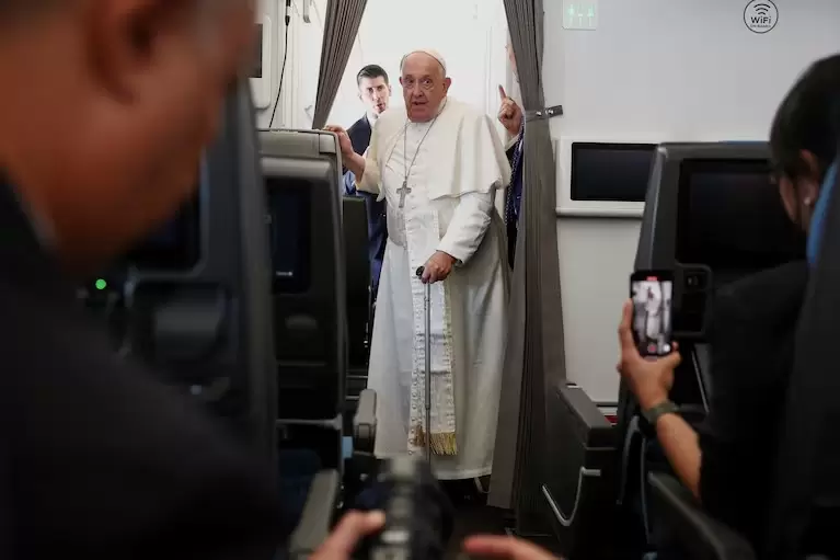 Francisco asegur que no vendr todava a la Argentina durante una conferencia de prensa en el avin papal. (Foto: REUTERS/Guglielmo Mangiapane)