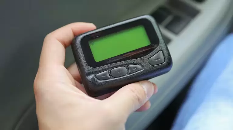 Tambin conocidos como beeper o pager, estos dispositivos de comunicacin inalmbrica se utilizan para recibir mensajes cortos de texto o seales de a