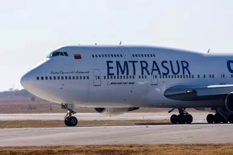 El avin Boeing 747 registrado con el nmero YV3531 de la aerolnea venezolana Emtrasur Cargo, en el aeropuerto internacional de Crdoba, Argentina (R