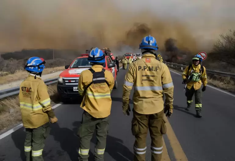 Ms de 200 bomberos trabajan en el incendio de Crdoba (Foto: Gobierno de Crdoba)